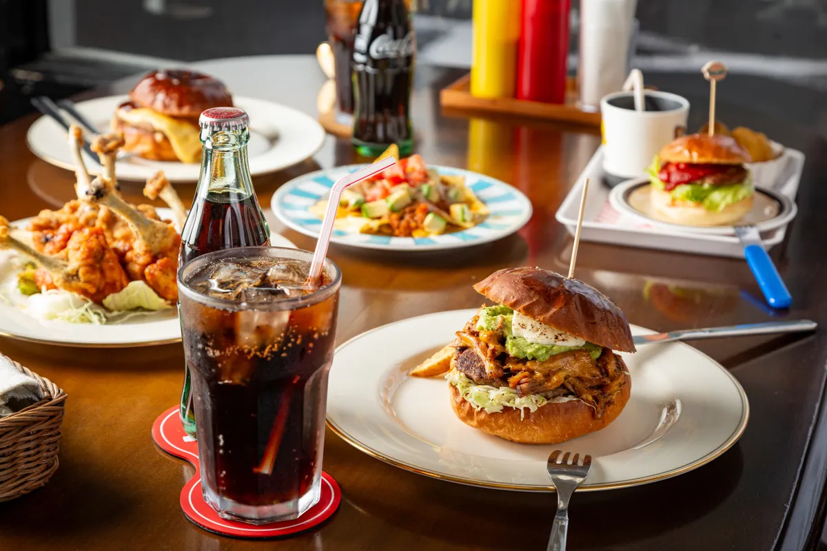 バーガーとお酒を楽しむ夜のグリルメニュー